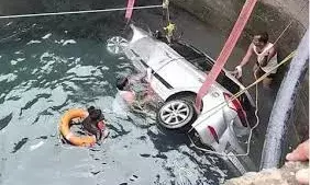 कुएं में गिरी तेज रफ्तार कार, 5 लोगों की मौत