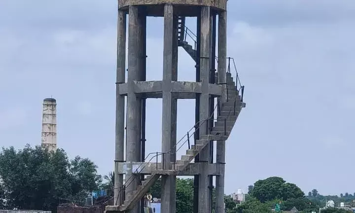 खस्ताहाल पानी की टंकी बनी खतरा, हादसे का मंडरा रहा डर