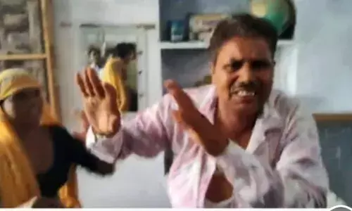 सरकारी स्कूल के हेडमास्टर को महिलाओं ने जूतों-चप्पलों से पीटा