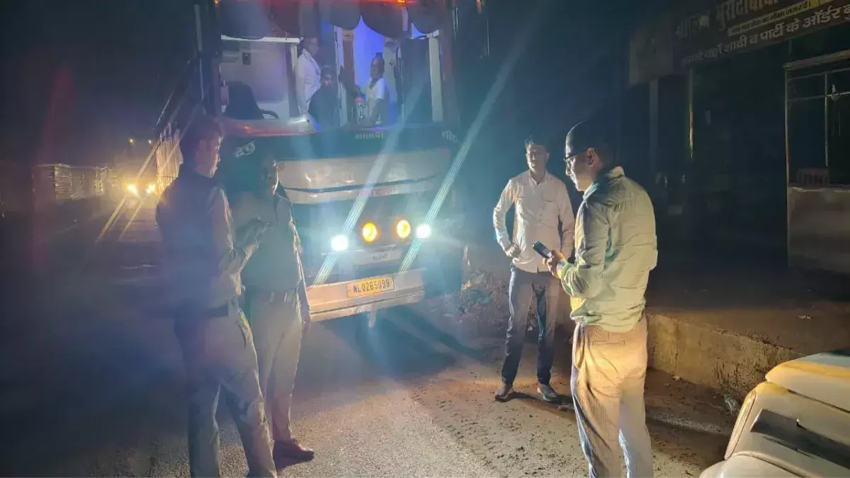 नशे में धुत बस चालक ने राजस्थान के45 तीर्थयात्रियों को खतरे में डाला, 8 किमी तक चला पीछा नशे में धुत बस चालक ने राजस्थान के45 तीर्थयात्रियों को खतरे में डाला, 8 किमी तक चला पीछा