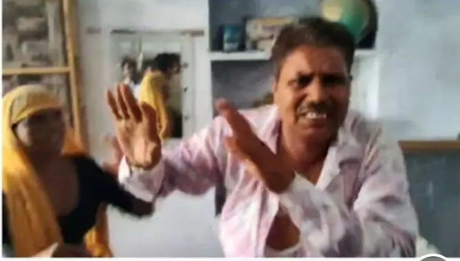 सरकारी स्कूल के हेडमास्टर को महिलाओं ने जूतों-चप्पलों से पीटा सरकारी स्कूल के हेडमास्टर को महिलाओं ने जूतों-चप्पलों से पीटा
