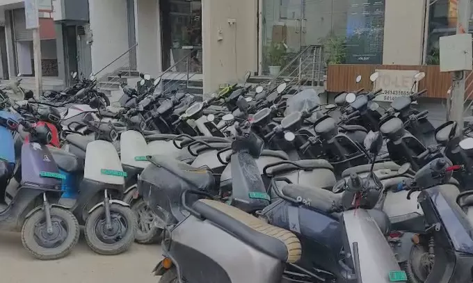 छोटे व्यापारियों पर लाठियाँ, बड़े कारोबारियों पर चुप्पी! नगर परिषद की दोहरी नीति से जनता नाराज़ छोटे व्यापारियों पर लाठियाँ, बड़े कारोबारियों पर चुप्पी! नगर परिषद की दोहरी नीति से जनता नाराज़