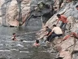 पिकनिक मनाने आए जीजा-साली की कुंड में डूबने से दर्दनाक मौत, सेल्फी लेते वक्त हुआ हादसा