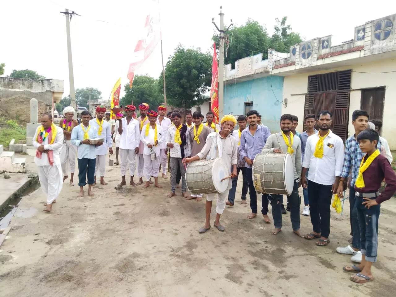 उदलियास में भगवान देवनारायण की निकाली शोभायात्रा, श्रद्धालुओं ने पुष्प वर्षा की