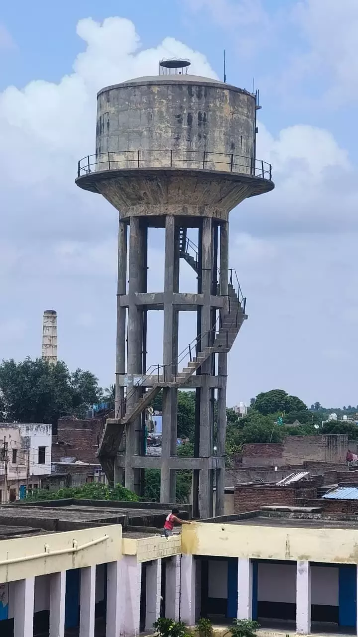 खस्ताहाल पानी की टंकी बनी खतरा, हादसे का मंडरा रहा डर