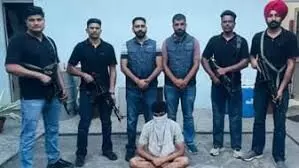 पेपर लीक और डमी अभ्यर्थी बैठाने के आरोपी विनोद रेवाड़ को SOG ने ओडिशा से दबोचा पेपर लीक और डमी अभ्यर्थी बैठाने के आरोपी विनोद रेवाड़ को SOG ने ओडिशा से दबोचा