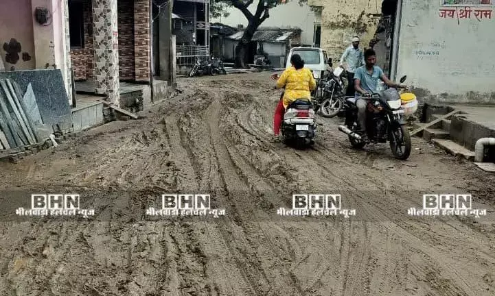 रायपुर में डीएमएफटी फंड से बनी सड़क पर पीडब्ल्यूडी की लापरवाही उजागर, पीली मिट्टी डालकर काम अधूरा छोड़ा रायपुर में डीएमएफटी फंड से बनी सड़क पर पीडब्ल्यूडी की लापरवाही उजागर, पीली मिट्टी डालकर काम अधूरा छोड़ा