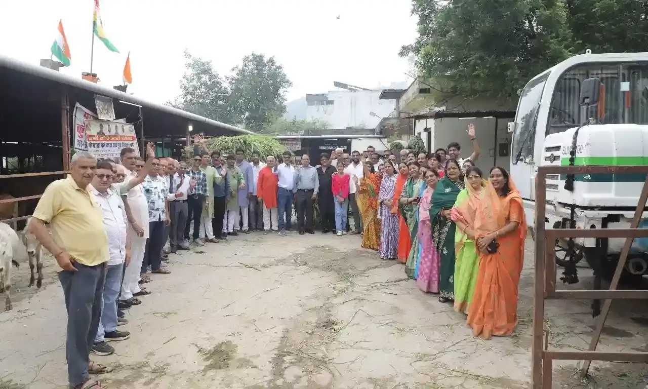 दधीचि जयंती पर गौ माता को चारा एवं गुड खिलाकर की गौसेवा