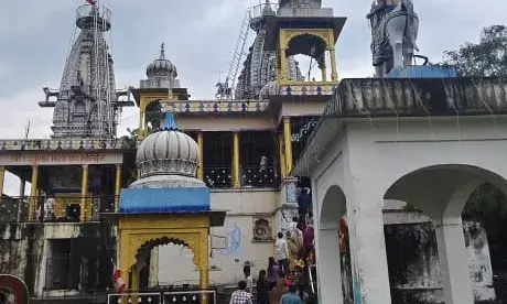 बासड़ा गांव में रिमझिम बारिश के बीच देवनारायण मंदिर पर भरा मेला