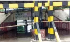 अंडरब्रिज में पानी, रेलवे फाटक पर लगता रहा जाम, लोग परेशान