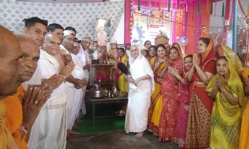 मूलनायक चंद्रप्रभु भगवान का पंचामृत अभिषेक एवं भक्ति भाव से पूजा की