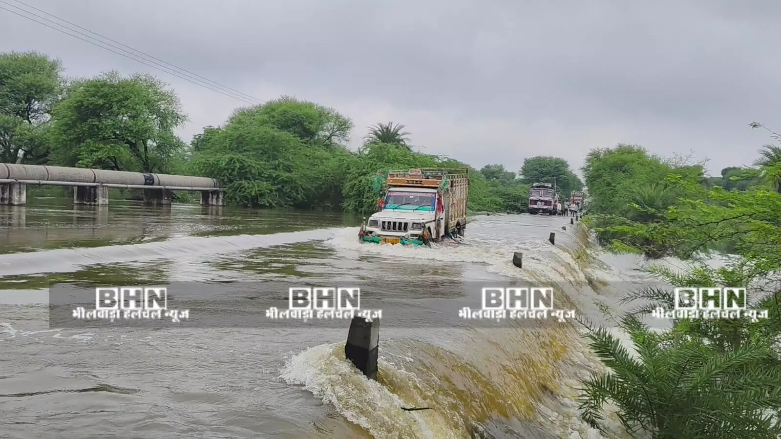 कोठारी व बेडच नदी उफान पर, रोकी राह, कई गांवों का संपर्क कटा, कोठारी में दो गाये बही