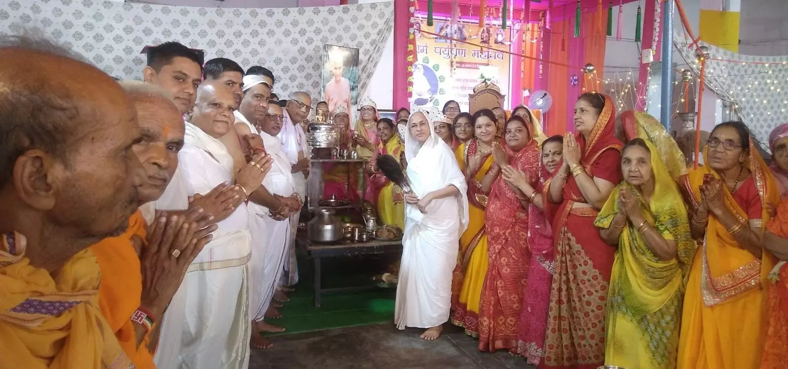 मूलनायक चंद्रप्रभु भगवान का पंचामृत अभिषेक एवं भक्ति भाव से पूजा की मूलनायक चंद्रप्रभु भगवान का पंचामृत अभिषेक एवं भक्ति भाव से पूजा की