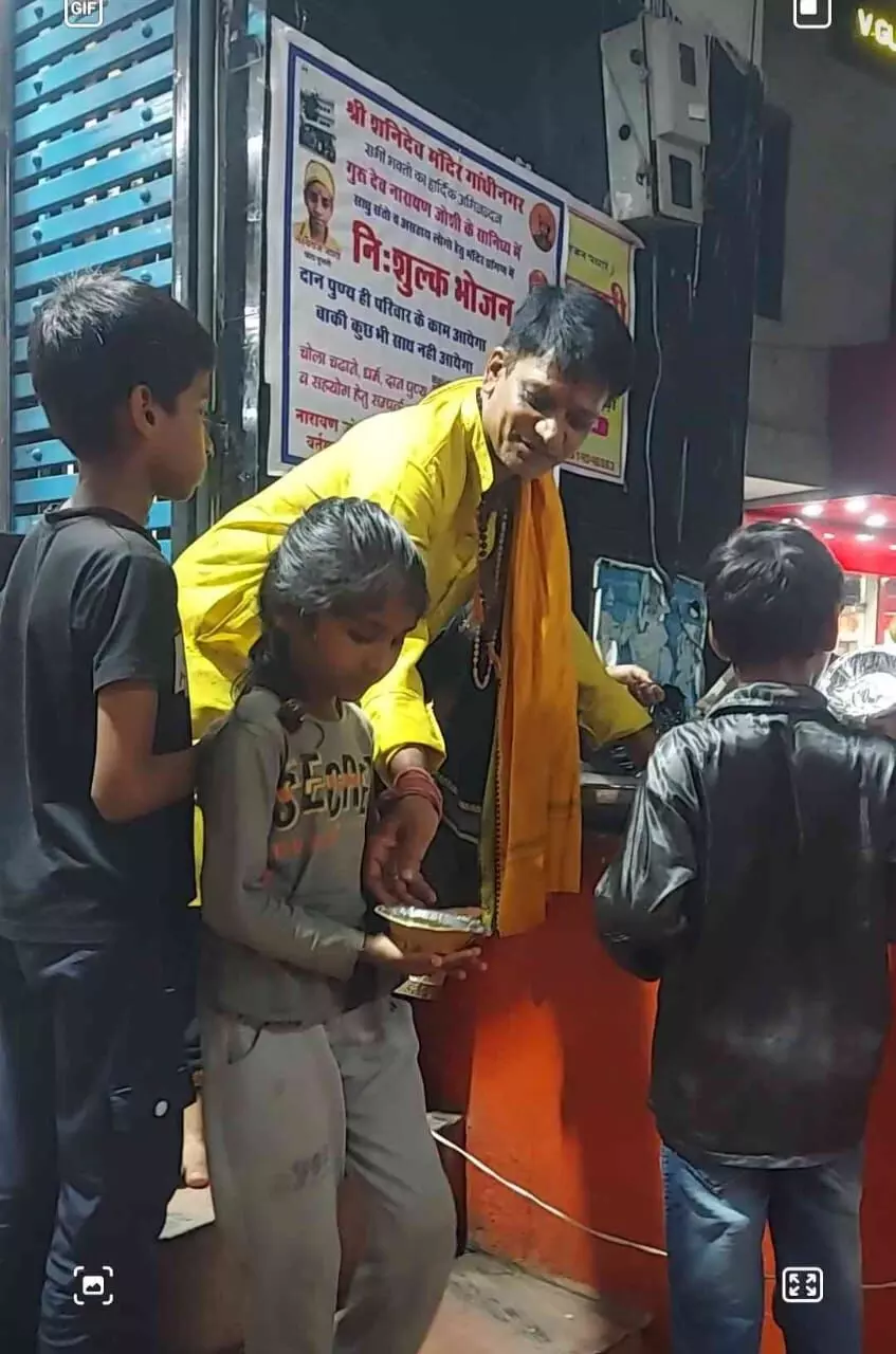 शनिदेव मंदिर पर निशुल्क प्रसाद वितरण