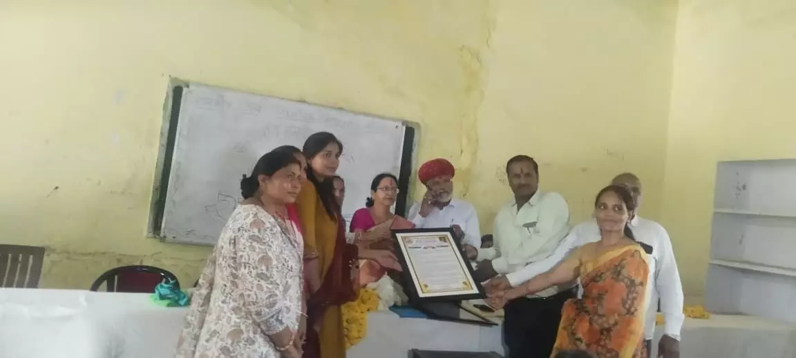 राजकीय सेवा से निवृत्ति पर प्रधानाचार्या राजलक्ष्मी को दी भावभीनी विदाई