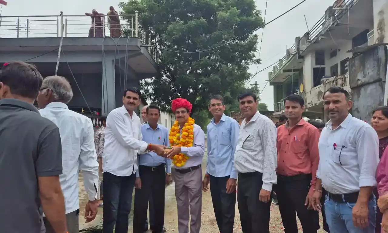 प्रधानाचार्य की 36 वर्षों की सेवाओं का हुआ सम्मान प्रधानाचार्य की 36 वर्षों की सेवाओं का हुआ सम्मान