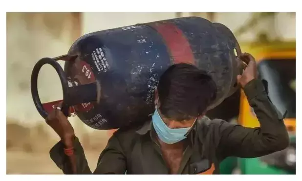 फिर घट गए एलपीजी गैस सिलेंडर के दाम, कीमतों में हुई भारी कटौती