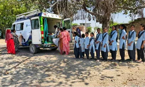 110 गाँवों में, मोबाइल हेल्थ वैन से स्तनपान, कुपोषण से बचाव और एनीमिया के बारे में कर रहे जागरूक
