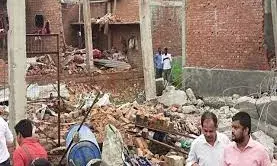 लखनऊ में पटाखा फैक्टरी में भीषण विस्फोट: सात लोगों की मौत की, पांच घायल लखनऊ में पटाखा फैक्टरी में भीषण विस्फोट: सात लोगों की मौत की, पांच घायल