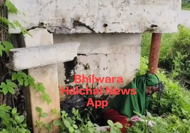 बंद पेट्रोल पंप के पास पानी की टंकी पर टोंटी से लटका महिला का शव मिला, फैली सनसनी बंद पेट्रोल पंप के पास पानी की टंकी पर टोंटी से लटका महिला का शव मिला, फैली सनसनी