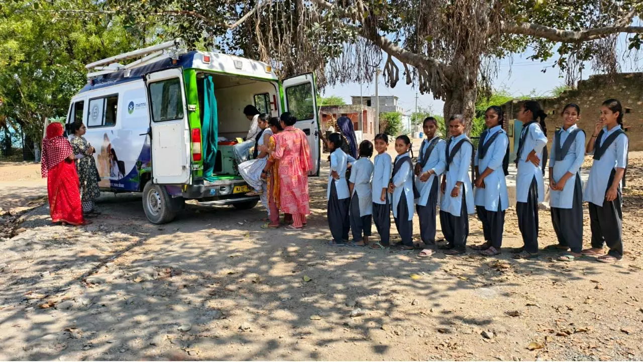 110 गाँवों में, मोबाइल हेल्थ वैन से स्तनपान, कुपोषण से बचाव और एनीमिया के बारे में कर रहे जागरूक