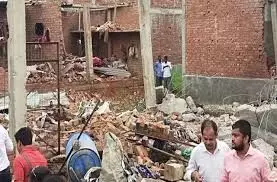 लखनऊ में पटाखा फैक्टरी में भीषण विस्फोट: सात लोगों की मौत की, पांच घायल लखनऊ में पटाखा फैक्टरी में भीषण विस्फोट: सात लोगों की मौत की, पांच घायल