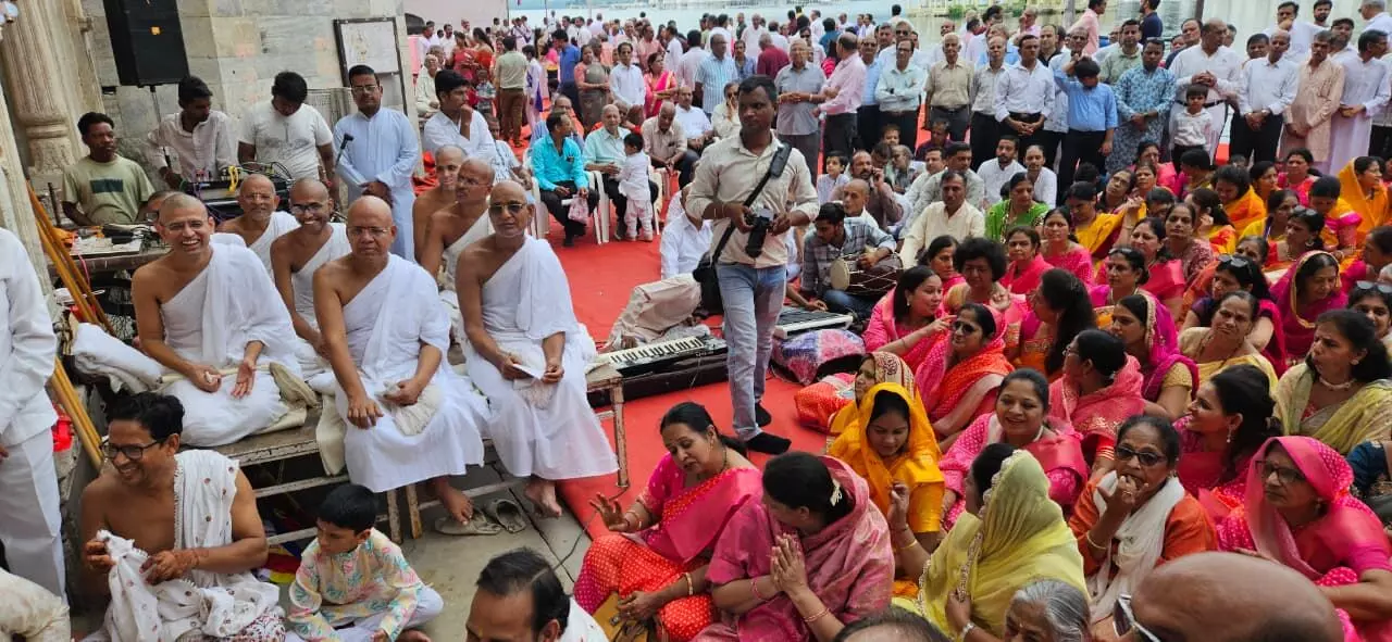 हाथीपोल धर्मशाला से गणगौर घाट तक निकला भगवान का वरघोड़ा हाथीपोल धर्मशाला से गणगौर घाट तक निकला भगवान का वरघोड़ा