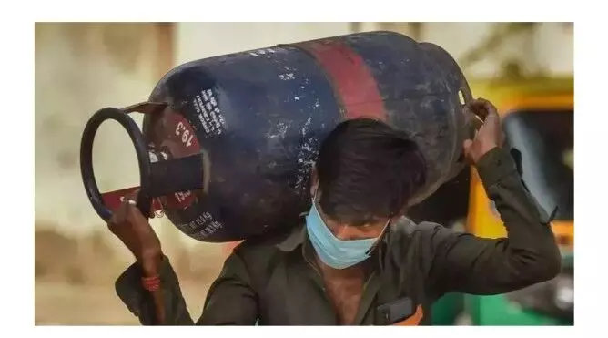 फिर घट गए एलपीजी गैस सिलेंडर के दाम, कीमतों में हुई भारी कटौती