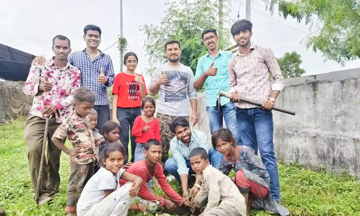 पलाश ग्रुप ने बच्चों संग किया वृक्षारोपण, पौधों को दिए बच्चों के नाम