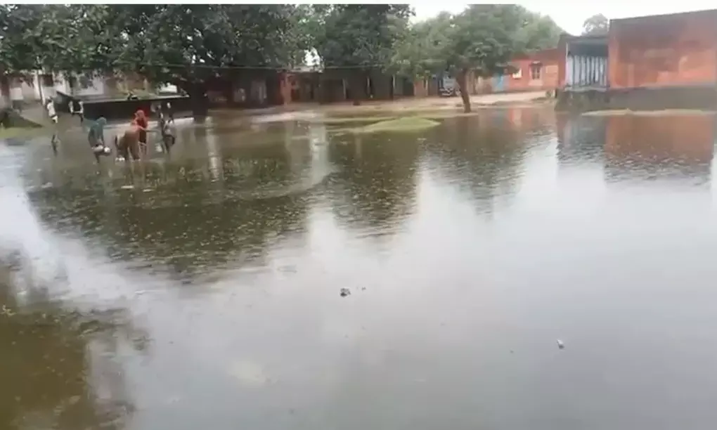 चांदमा विद्यालय में भरा बरसात का पानी, स्कूली बच्चों पर मंडरा रहा खतरा, प्रशासन मोन।