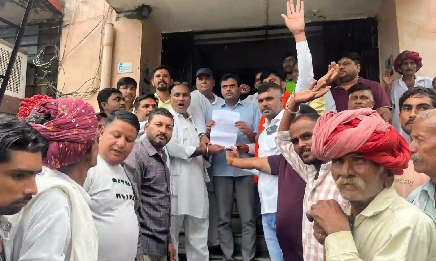 जहाजपुर ब्लॉक कांग्रेस ने एसडीएम को सौंपा ज्ञापन, पांच प्रमुख मुद्दों पर कार्रवाई की मांग