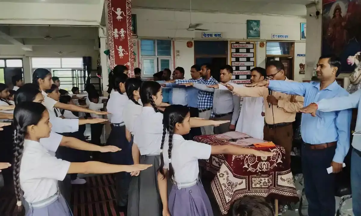 हमारा विद्यालय हमारा स्वाभिमान कार्यक्रम में छात्रों ने लिया राष्ट्र और शिक्षा के प्रति शपथ हमारा विद्यालय हमारा स्वाभिमान कार्यक्रम में छात्रों ने लिया राष्ट्र और शिक्षा के प्रति शपथ