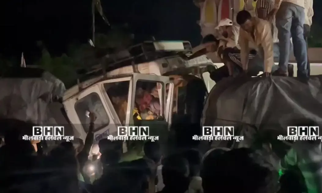 गंगरार में दो ट्रेलरों की भिड़ंत, ड्राइवर फंसा; जेसीबी से निकाला, लगा लंबा जाम