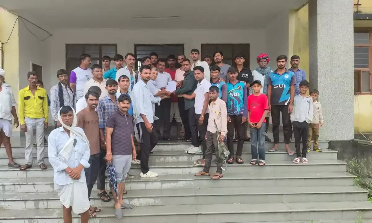 बारिश में भी किसानों का प्रदर्शन, मुआवज़े की मांग को लेकर तहसीलदार को सौंपा ज्ञापन