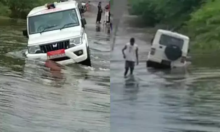पानी के बहाव में फंसी तहसीलदार की गाड़ी, सवार थे 6 अधिकारी; बड़ा हादसा टला