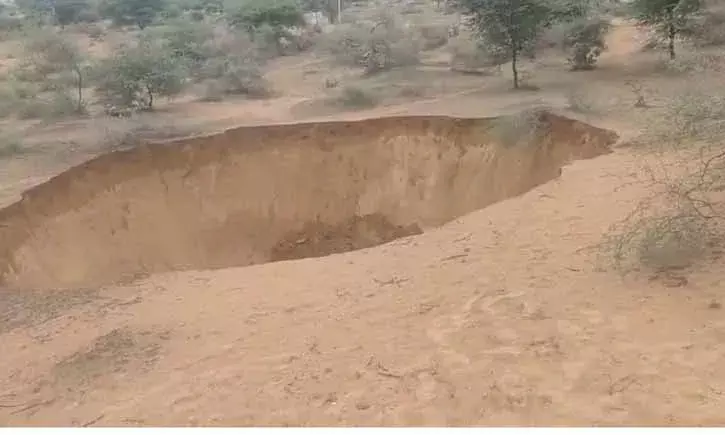 चूरू में अचानक धंसी जमीन, दहशत में लोग