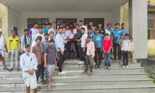 बारिश में भी किसानों का प्रदर्शन, मुआवज़े की मांग को लेकर तहसीलदार को सौंपा ज्ञापन