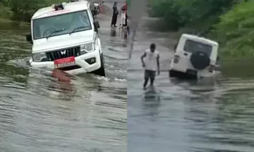 पानी के बहाव में फंसी तहसीलदार की गाड़ी, सवार थे 6 अधिकारी; बड़ा हादसा टला पानी के बहाव में फंसी तहसीलदार की गाड़ी, सवार थे 6 अधिकारी; बड़ा हादसा टला