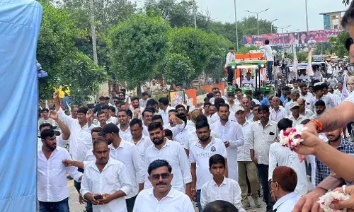 तेजा दशमी पर शोभायात्रा का कांग्रेस ने पुष्पवर्षा कर किया स्वागत