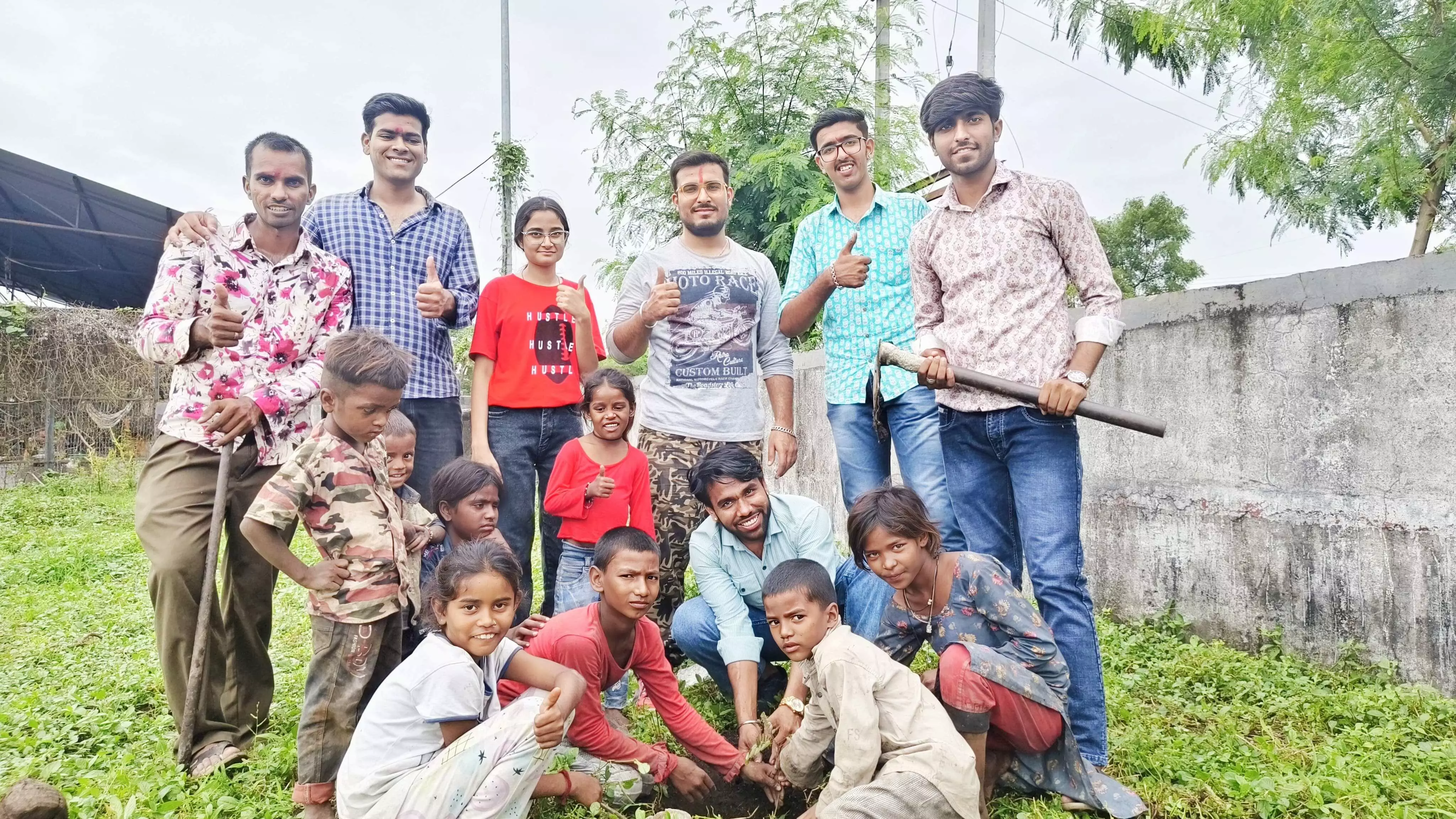 पलाश ग्रुप ने बच्चों संग किया वृक्षारोपण, पौधों को दिए बच्चों के नाम