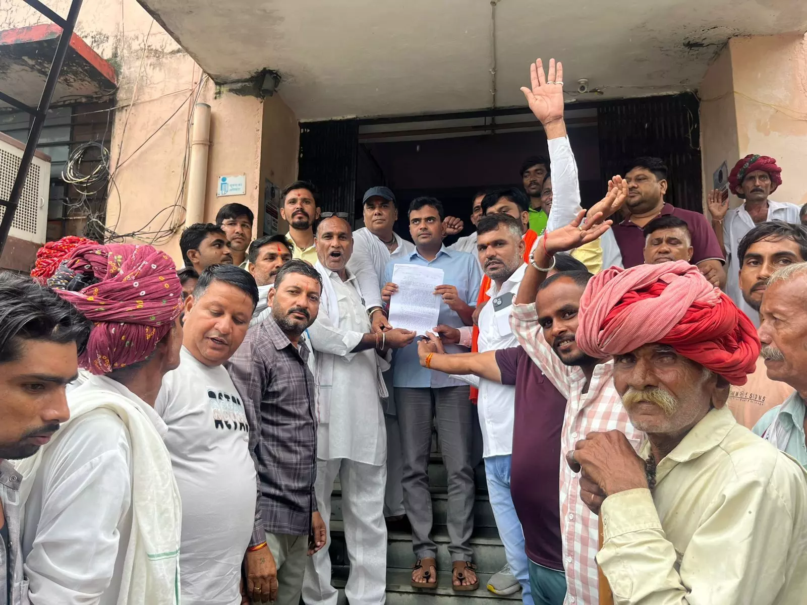 जहाजपुर ब्लॉक कांग्रेस ने एसडीएम को सौंपा ज्ञापन, पांच प्रमुख मुद्दों पर कार्रवाई की मांग