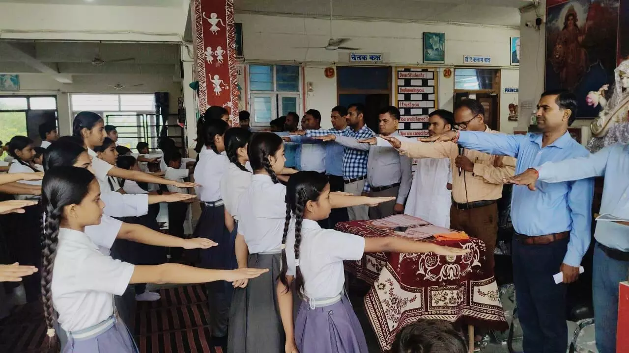 हमारा विद्यालय हमारा स्वाभिमान कार्यक्रम में छात्रों ने लिया राष्ट्र और शिक्षा के प्रति शपथ हमारा विद्यालय हमारा स्वाभिमान कार्यक्रम में छात्रों ने लिया राष्ट्र और शिक्षा के प्रति शपथ