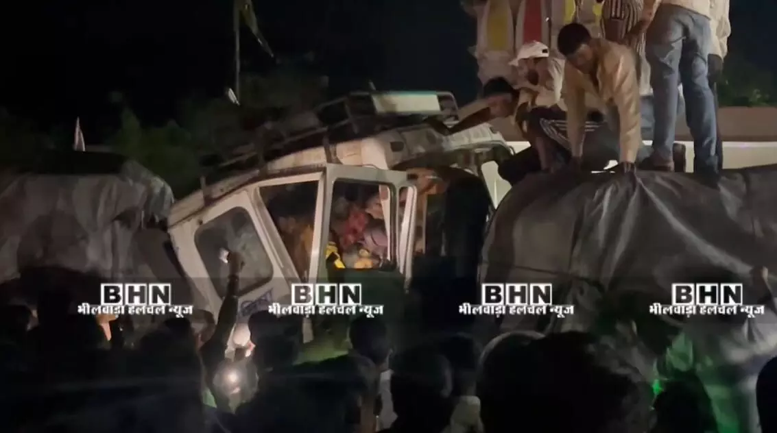 गंगरार में दो ट्रेलरों की भिड़ंत, ड्राइवर फंसा; जेसीबी से निकाला, लगा लंबा जाम