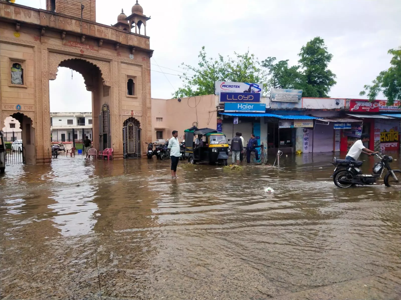 शाहपुरा हुआ जलमग्न चारो तरफ पानी ही पानी शाहपुरा हुआ जलमग्न चारो तरफ पानी ही पानी