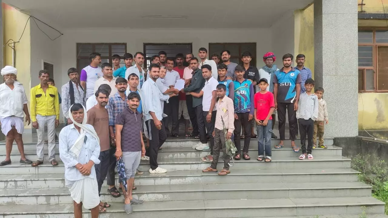 बारिश में भी किसानों का प्रदर्शन, मुआवज़े की मांग को लेकर तहसीलदार को सौंपा ज्ञापन बारिश में भी किसानों का प्रदर्शन, मुआवज़े की मांग को लेकर तहसीलदार को सौंपा ज्ञापन