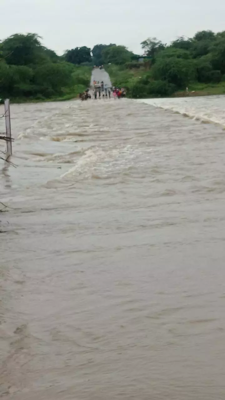 लगातार हो रही बारिश के चलते बड़लियास बेडच नदी उफान पर लगातार हो रही बारिश के चलते बड़लियास बेडच नदी उफान पर