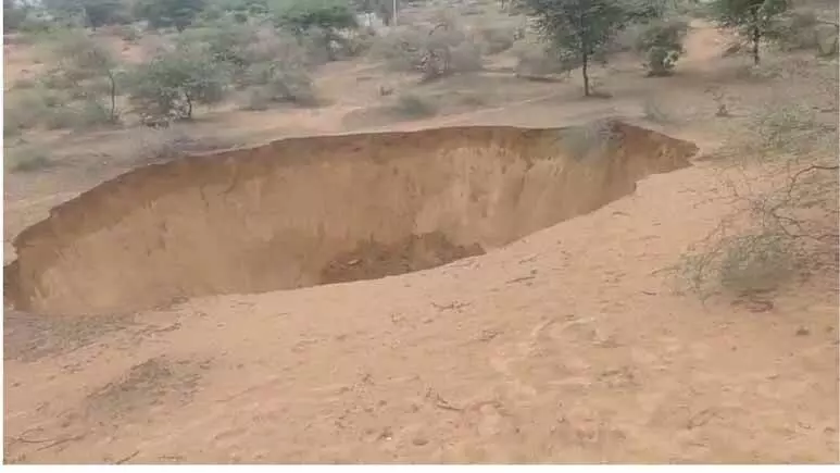 चूरू में अचानक धंसी जमीन, दहशत में लोग