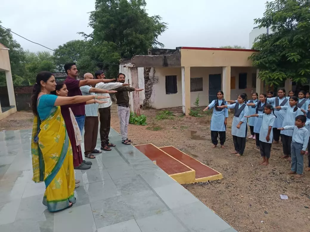 हमारा विद्यालय हमारा स्वाभिमान शिक्षकों व विद्यार्थियों ने ली शपथ हमारा विद्यालय हमारा स्वाभिमान शिक्षकों व विद्यार्थियों ने ली शपथ