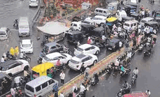 सड़कें ऊंची, मकान नीचे, इंजीनियरों और नेताओं की लापरवाही ने डुबोया शहर! सड़कें ऊंची, मकान नीचे, इंजीनियरों और नेताओं की लापरवाही ने डुबोया शहर!