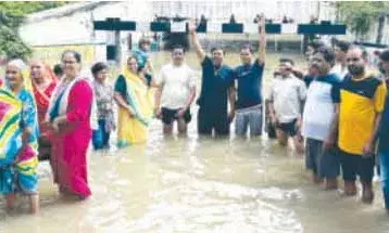 रेलवे अंडरब्रिज में भरे पानी से परेशान लोग, पानी में उतरकर किया प्रदर्शन, रेल रोको की दी चेतावनी